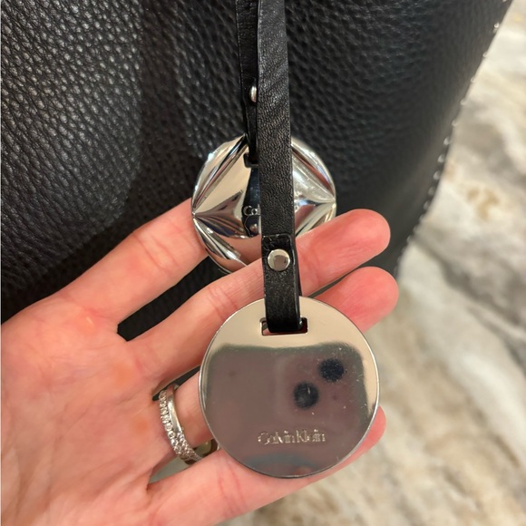 Huge black leather Calvin Klein tote magnetic closure - Picture 6 of 6